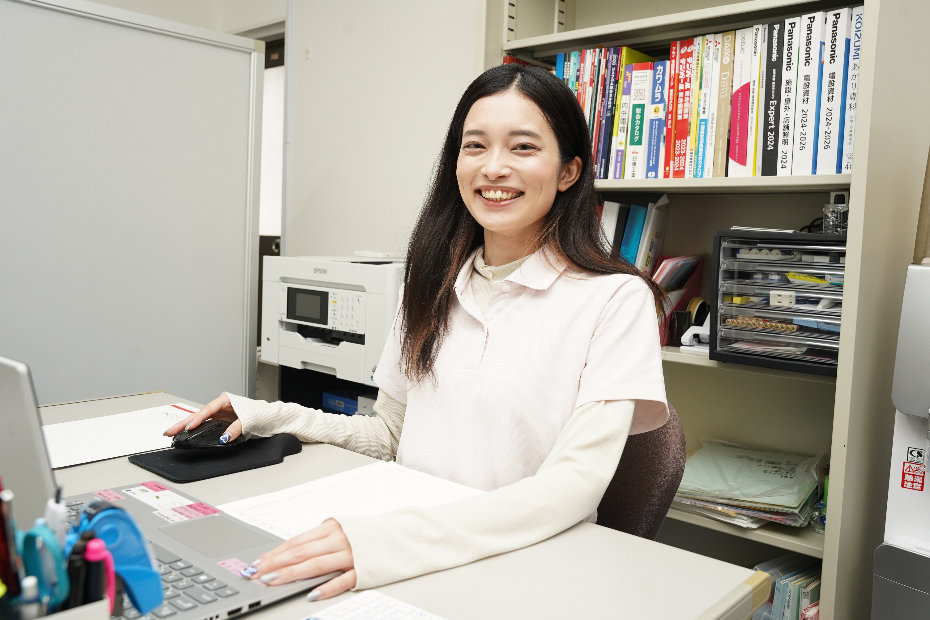 小鉢さん　仕事笑顔